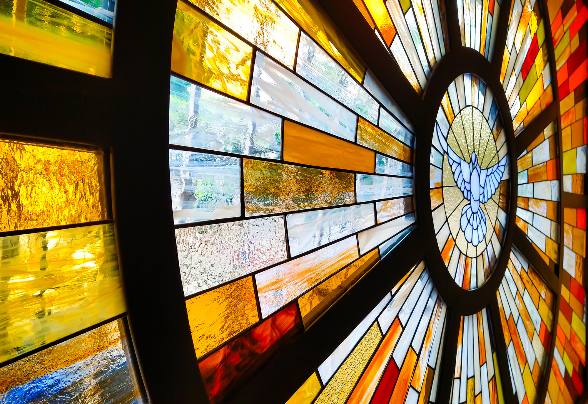 Vitrail en verre coloré utilisé pour illustrer l’identification des matériaux Verre, Émail et Vitrail