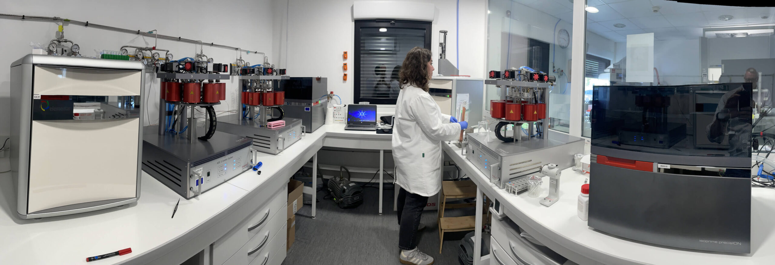 Graphitization system used for isotope analysis of archaeological samples